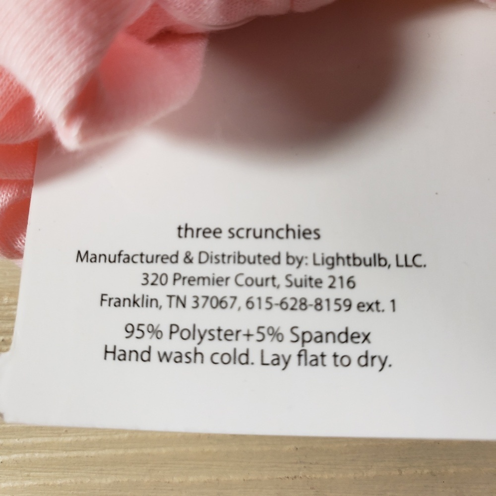 Banded Set of 3 Scrunchies NWT - Picture 4 of 4